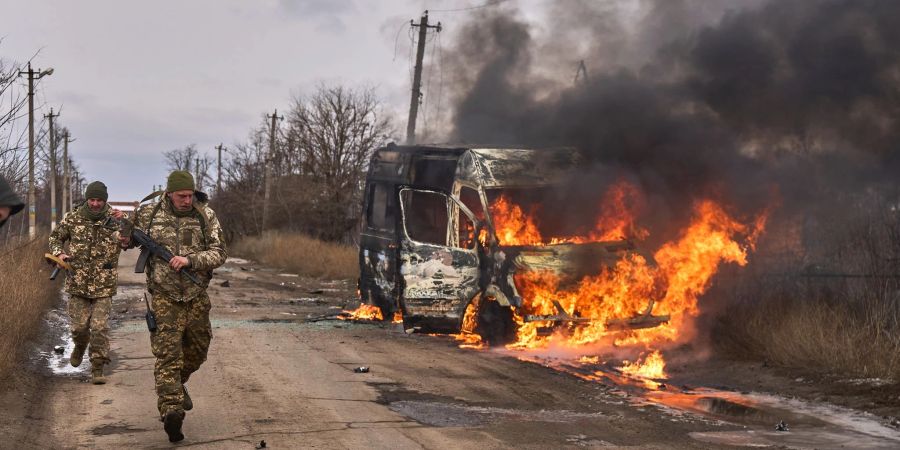 10. Gebirgsjägerbrigade «Edelweiss»: Nach einem Drohnenangriff in der Nähe von Bachmut in der Region Donezk brennt ein Bus.