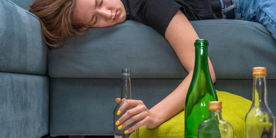 Konsumieren Eltern selbst viel Alkohol, ist das für Teenager oft problematisch.