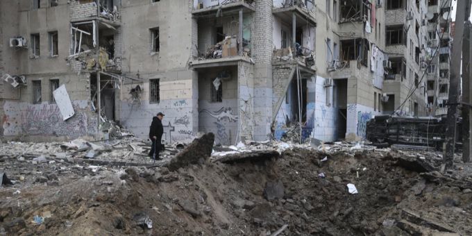 Ein Mann betrachtet den Schaden, den russische Raketen in der Region Charkiw angerichtet haben. Charkiw