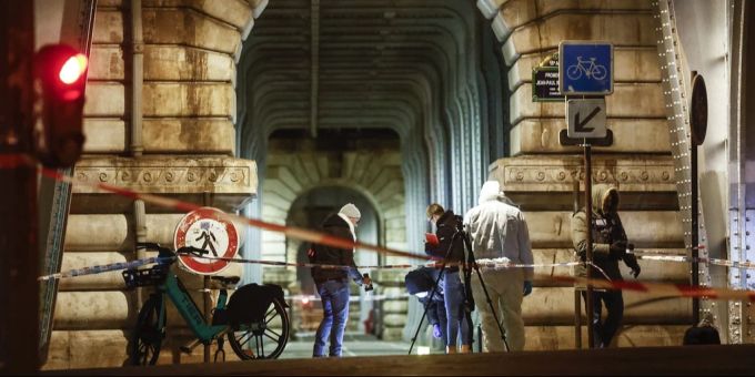 Die Ermittler untersuchen den Tatort in Paris. Ein Mann war mit einem Messer auf Menschen losgegangen. Paris Terror