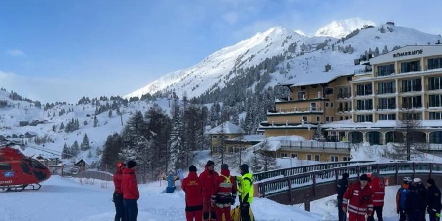 HANDOUT - Einsatzteams mit Rettungshubschraubern besprechen sich nahe der Unglücksstelle bei Obertauern im Bundesland Salzburg. Foto: ---/apa/dpa - ACHTUNG: Nur zur redaktionellen Verwendung und nur mit vollständiger Nennung des vorstehenden Credits