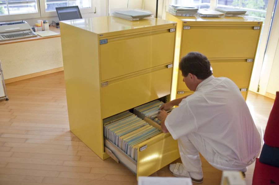 Die Nachfolgefirma bietet keinen ärztlichen Pikett-Dienst an. Heisst: Hausärztinnen und Hausärzte müssen in der Nacht und am Wochenende dafür aufkommen (Symbolbild).