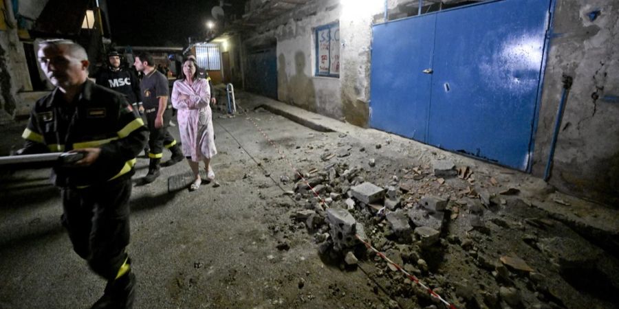 Ein Gebiet mit Trümmern wird in der Via Pisciarelli, dem Epizentrum eines Erdbebens, an der Grenze zwischen der Gemeinde Pozzuoli und Agnano, einem Ortsteil von Napoli abgesperrt, 03. Oktobe