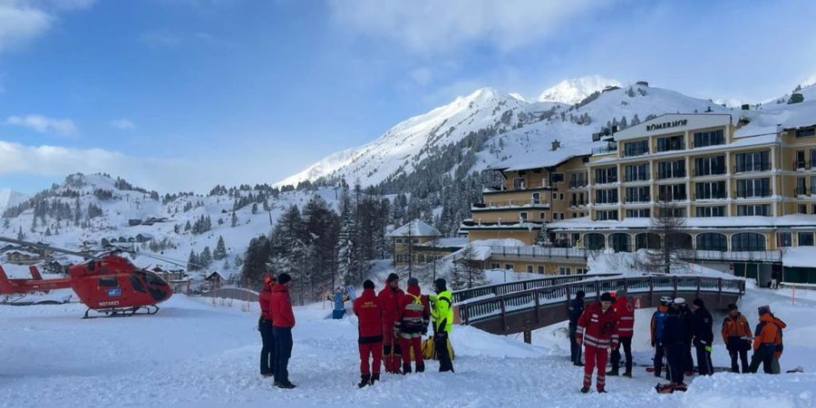 Einsatzteams mit Rettungshubschraubern nahe der Unglücksstelle in der Gegend der Seekarspitze bei Obertauern im Bundesland Salzburg.