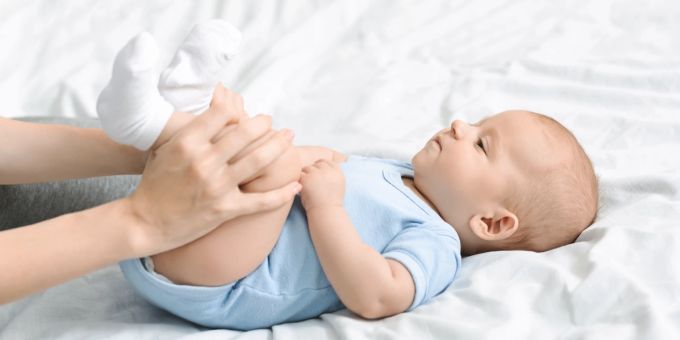 Blähungen bei Babys können durch Gase im Darm und durch verschluckte Luft verursacht. Ein Baby mit Blähungen