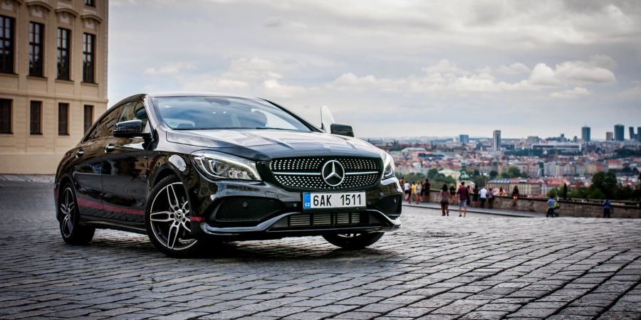 mercedes benz auf gepflasterter strasse