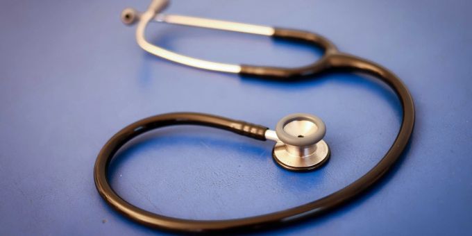 Aus Protest gegen die Gesundheitspolitik will der Virchowbund der niedergelassenen Ärztinnen und Ärzte zwischen dem 27. und 29. Dezember Tausende Praxen geschlossen lassen. Lauterbach