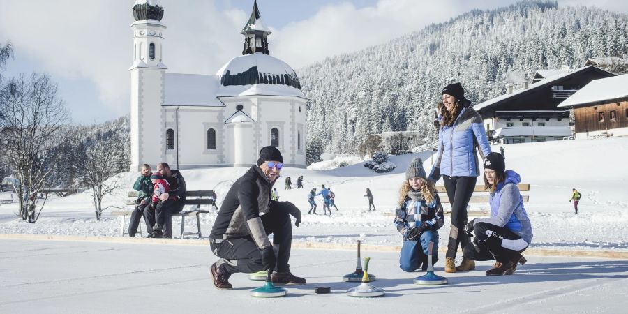 Familie Eisstockschiessen