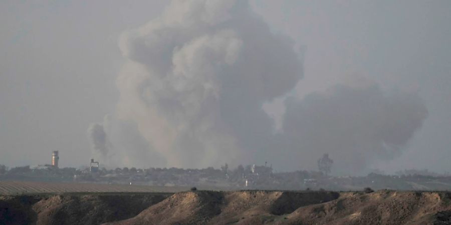 Rauch steigt nach nach einem Bombardement im Gaza-Streifen auf. (Symbolbild) Foto: Leo Correa/AP/dpa