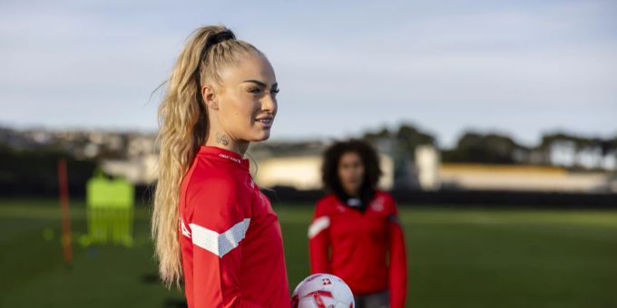 Hallen-Liga - Hummels und Podolski schnappen sich Alisha Lehmann