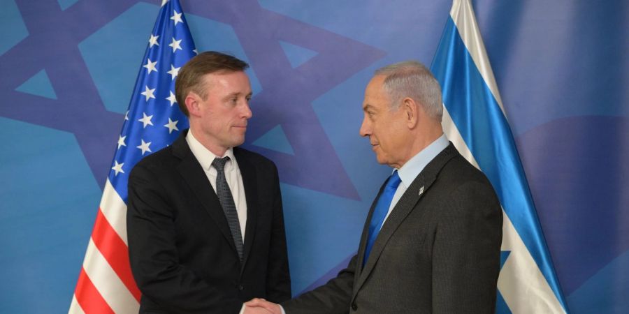 Jake Sullivan (l), Nationaler Sicherheitsberater der USA, hat nach Angaben des Weissen Hauses mit Israels Regierungschef Benjamin Netanjahu über einen möglichen Übergang zu militärischen «Operationen geringerer Intensität» in Gaza gesprochen.