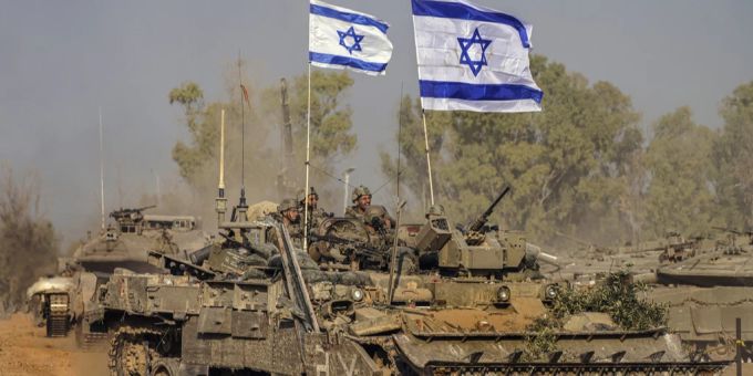 Fahrzeuge der israelischen Armee erreichen nach Kampfhandlungen im Gazastreifen im Süden Israels ein Bereitstellungsgebiet. israel gazastreifen palästinenser