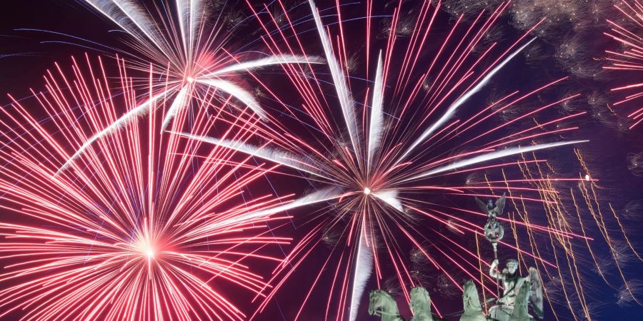 Am Brandenburger Tor findet wieder die traditionelle Silvesterparty statt. (Archivbild)