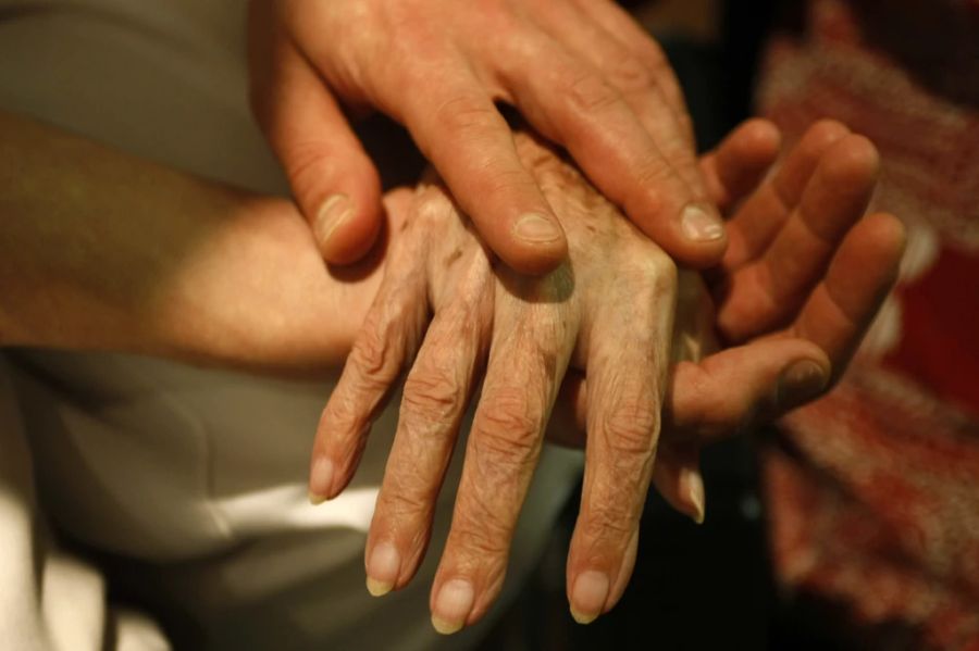 Seine dreisteste Masche: Einigen Patienten zog er während einer Handmassage den Schmuck ab. (Symbolbild)