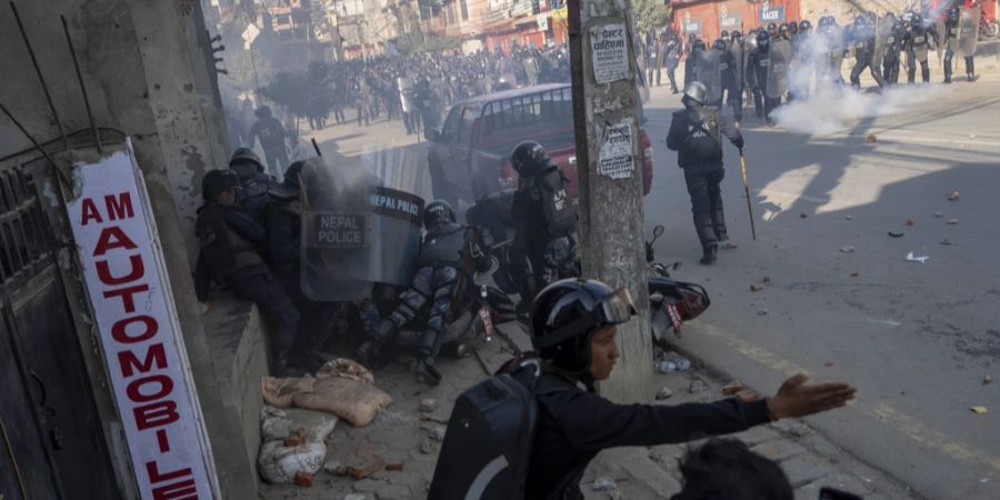 Nepalesische Demonstranten in Kathmandu am 23.11.2013