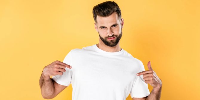 Mann zeigt auf sich