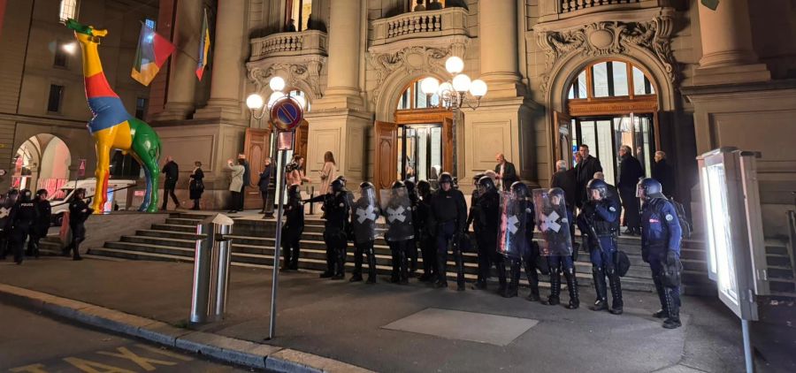 Die Polizei bewacht das Stadt-Theater.