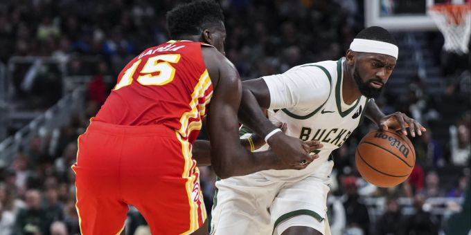 Clint Capela (links) und Atlanta gelingt ein Auswärtssieg bei den Milwaukee Bucks. NBA