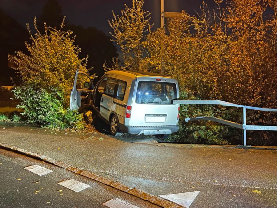 Autofahrer durchbricht Brückengeländer.