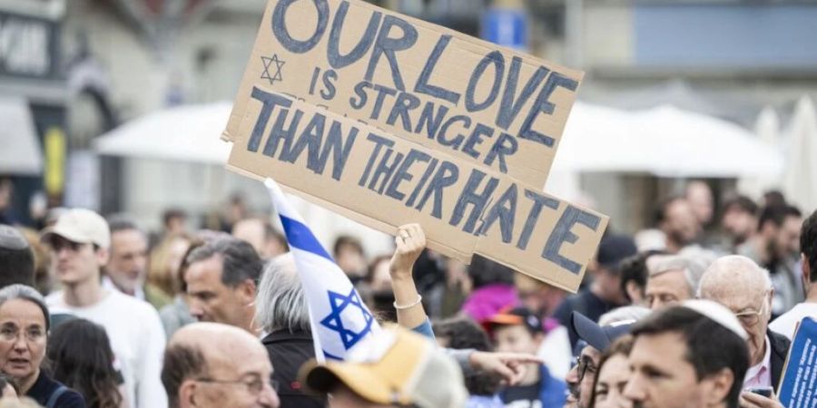 Der Terror gegen Israel bewegt in der Schweiz viele Menschen. Am Dienstagabend nahmen in Zürich mehr als tausend Menschne an einer Solidarätätskundgebung teil.