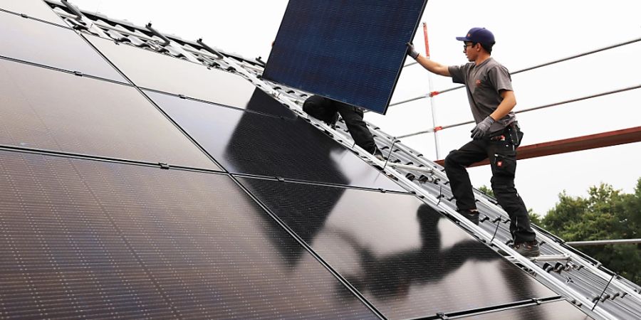 Zur Erreichung der Klimaziele fehlt Fachpersonal wie etwa Installateure für Solarmodule und technisches Personal. (Archivbild)