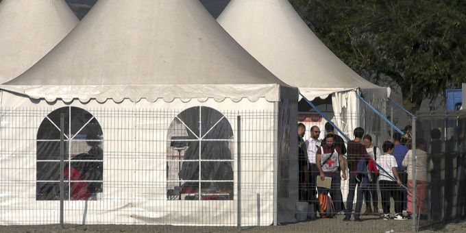 Fast 100'000 Armenierinnen und Armenier aus Berg-Karabach sind bereits nach Armenien geflüchtet. flüchtlingszelt armenien