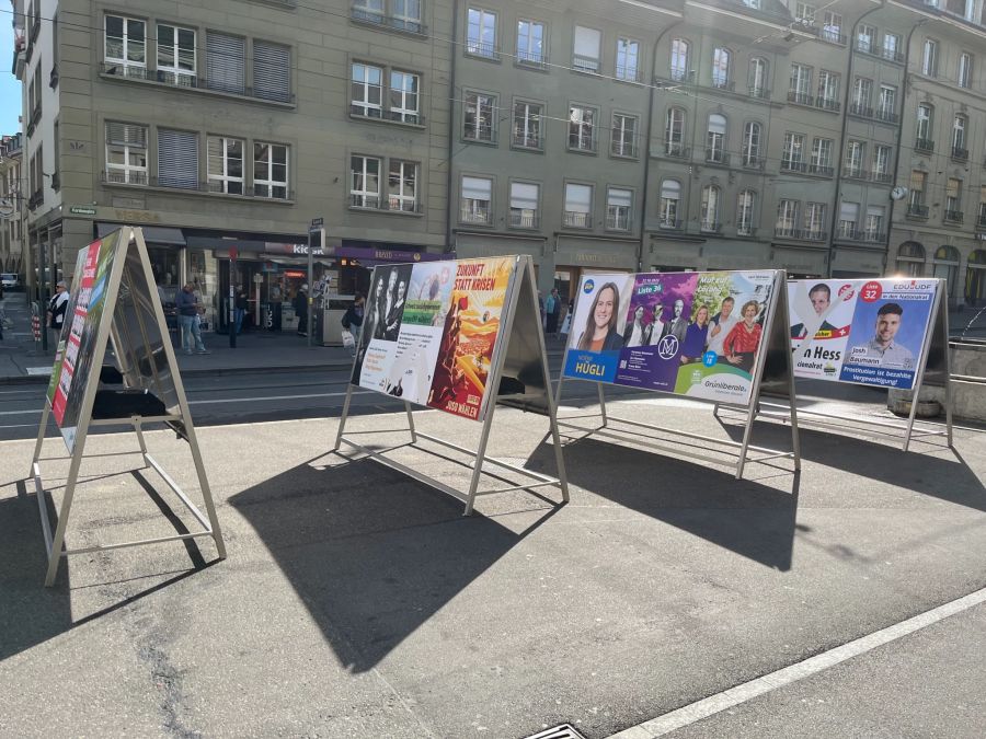 Vandalenakte mit System? Das Plakat von Mass-Voll ist überklebt, dasjenige der Jungen SVP zerrissen, jenes der SVP ist gänzlich zerstört – die restlichen Plakate sind unversehrt.