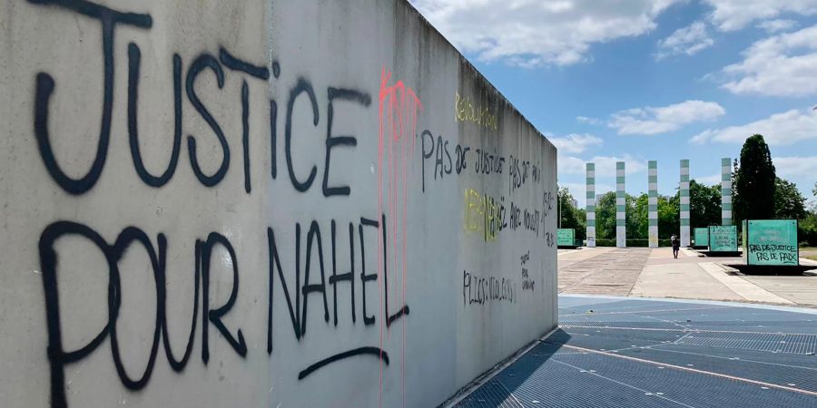 Ein Graffiti mit der Aufschrift «Gerechtigkeit für Nahel» in Nanterre.