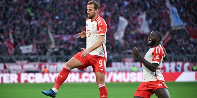 Harry Kane jubelt mit Teamkollege Dayot Upamecano. Harry Kane
