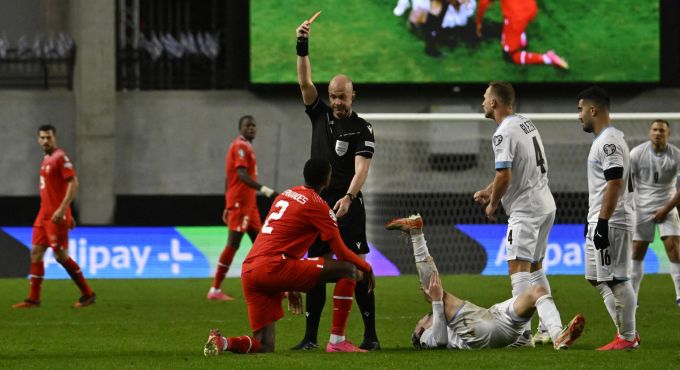 Edimilson Fernandes sieht gegen Israel nach einem rüden Foul die Rote Karte. Edimilson Fernandes