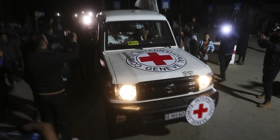 Ein Konvoi des Roten Kreuzes mit israelischen Geiseln fährt vom Gazastreifen nach Ägypten während eines vorübergehenden Waffenstillstands zwischen Israel und der Hamas. Foto: Hatem Ali/AP/dpa