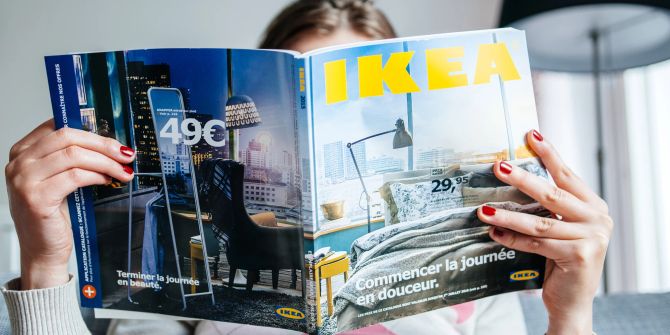 Eine Frau schaut vertieft in einen Ikea-Katalog.