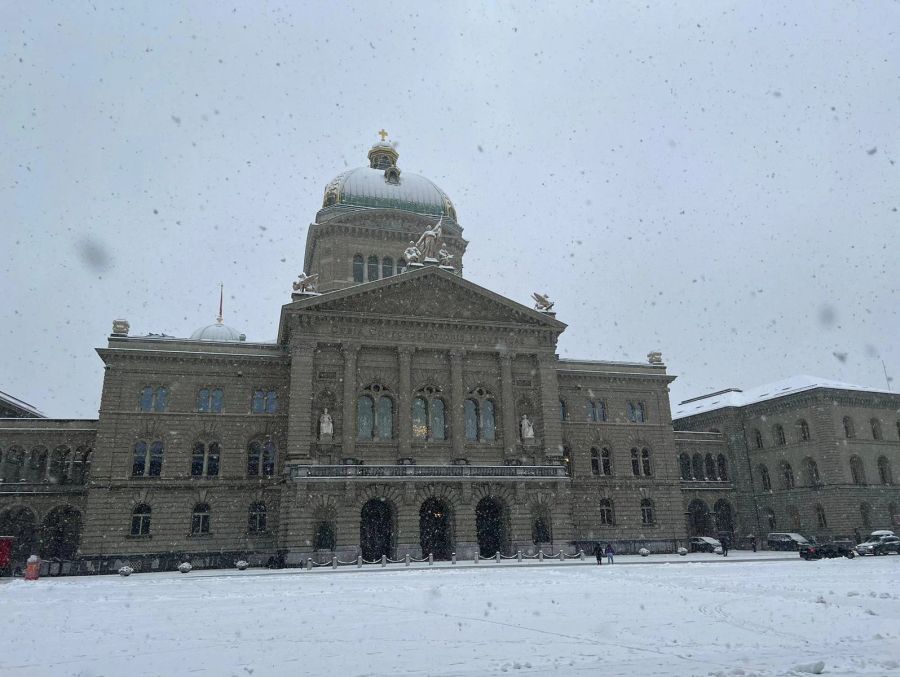 Auch der Berner Bundesplatz erscheint am Donnerstagmorgen in weiss.