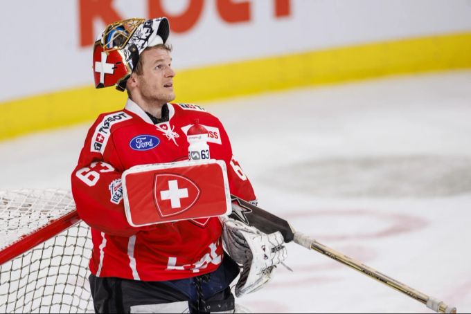 Eishockey Goali Leonardo Genoni nach der erneuter Niederlage bei der Euro Hockey Tour. Leonardo Genoni Eishockey.