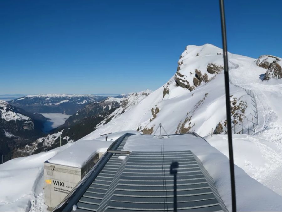 Blick auf das Nebelmeer vom Lauberhorn im Skigebiet Grindelwald.