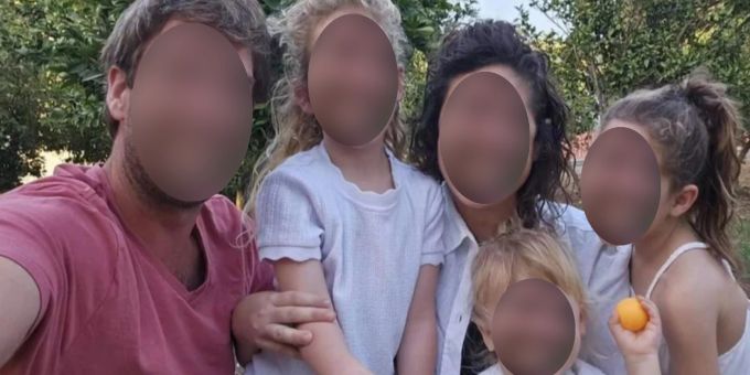Die Familie Tov mit Johnny Siman, seiner Frau Tamar Kedem-Simian, den Zwillingen Arbel und Shachar sowie Omer. israel hamas
