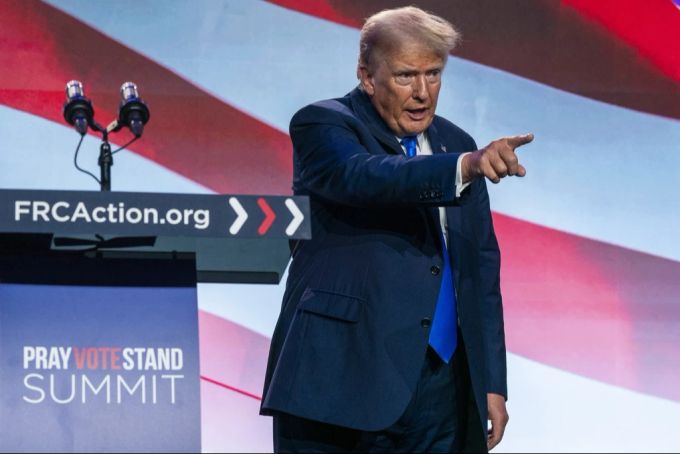 Donald Trump kommuniziert mit dem Publikum am Ende seines Auftritts am «Pray Vote Stand Summit» in Washington, DC, am 15. September 2023. Donald Trump Kampagne