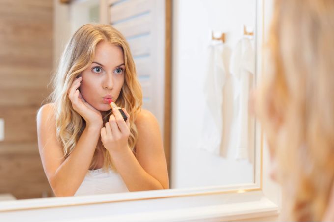 Oft lässt sich die Müdigkeit mit Hilfe von Make-up ein wenig wegzaubern. müde, Make-up, Frau, schminken