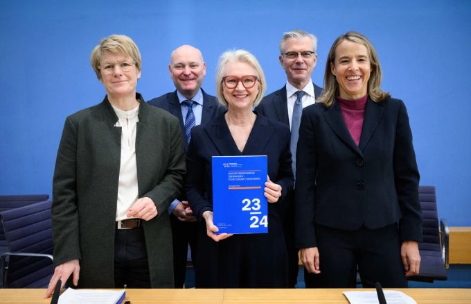 Die fünf Wirtschaftsweisen am Mittwoch in Berlin. Die Wirtschaftsweisen Jahresgutachten