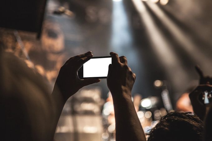 Bloss nichts verpassen - mit dem Smartphone in der Hand steht man ständig unter Zugzwang. Smartphone