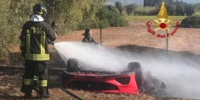 Rettungskräfte beim brennenden Auto, in dem zwei Schweizer gestorben sind. Sardinien