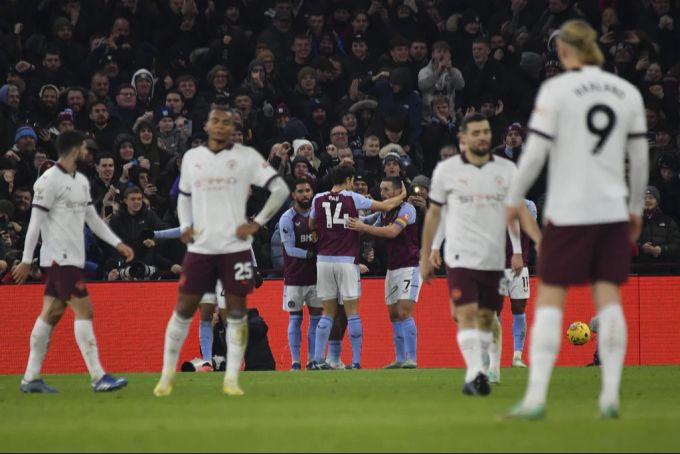 Enttäuschung für den Meister: Manchester City verliert gegen Aston Villa und wird in der Tabelle auf Rang 4 verdrängt. Aston Villa