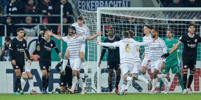 Der 1. FC Saarbrücken jubelt über das Tor zum 1:0 gegen Eintracht Frankfurt im DFB-Pokal. DFB-Pokal Saarbrücken Eintracht Frankfurt