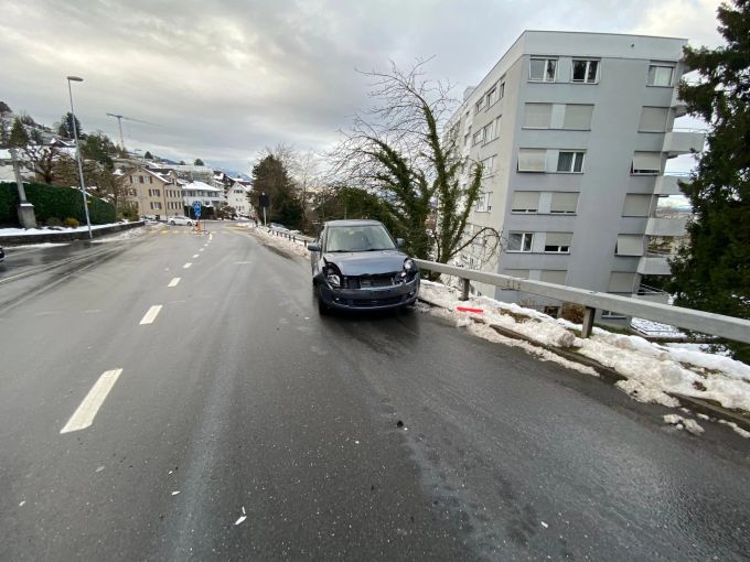 Eine Lenkerin prallte wegen der Ölspur gegen eine Leitplanke. Unfall in Zug