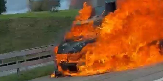 Fahrzeugbrand auf der A1 Richtung Bern. Fahrzeugbrand