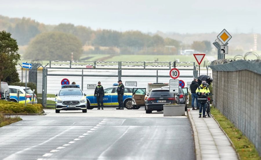 Die Polizei verhandelte mit dem Geiselnehmer, konnte ihn aber in der Nacht nicht überzeugen aufzugeben. Die Geiselnahme dauerte auch am Sonntag an.