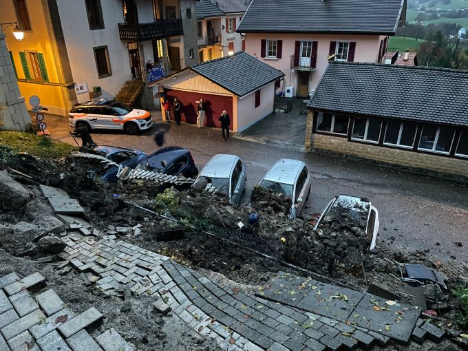 In Rue kam es am Dienstag wegen der heftigen Regenfälle zu einem Erdrutsch. Rue FR Wetter Unwetter