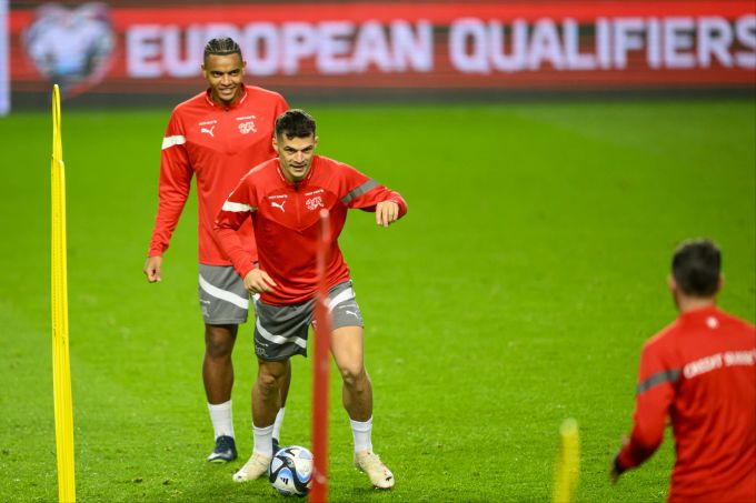 Manuel Akanji und Granit Xhaka im Training der Schweizer Nati vor dem EM-Quali-Spiel gegen Israel. Manuel Akanji