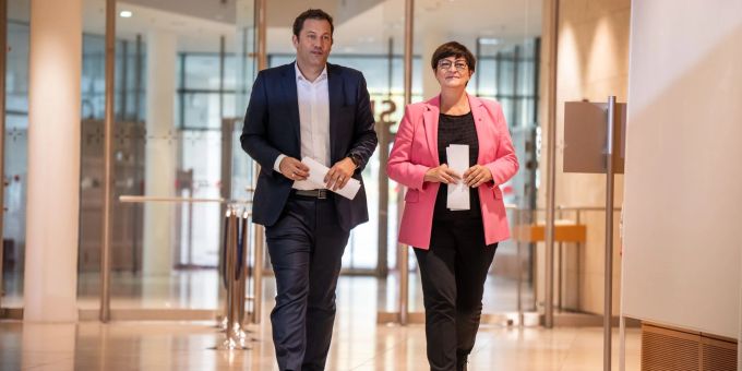 Saskia Esken und Lars Klingbeil, beide SPD Co-Vorsitzende, kommen zu einer Pressekonferenz nach den Gremiensitzungen der SPD Bundesspitze. Saskia Esken
