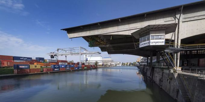 Das Hafenbecken 1 mit dem Containerterminal in Basel. hafenbecken basel